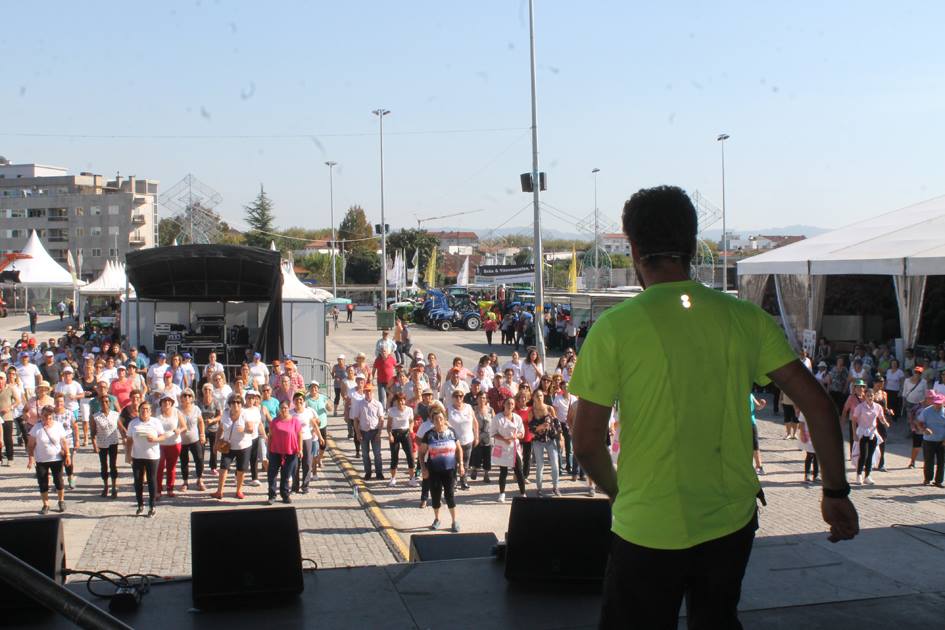 VILA VERDE: Jovens e idosos juntos  na Festas das Colheitas para mega aula intergeracional