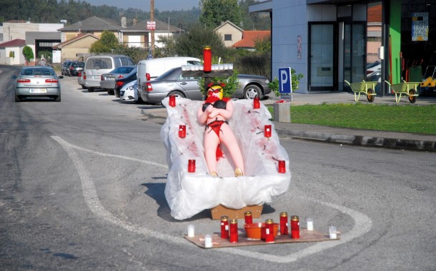 VILA DE PRADO: Caixão, boneca insuflável e círios assinalam ‘superstição’ em sexta-feira 13
