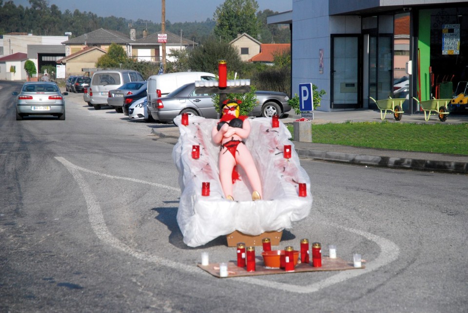 VILA DE PRADO: Caixão, boneca insuflável e círios assinalam ‘superstição’ em sexta-feira 13
