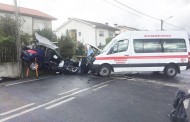 AMARES: Um morto em acidente entre carro e ambulância dos Bombeiros