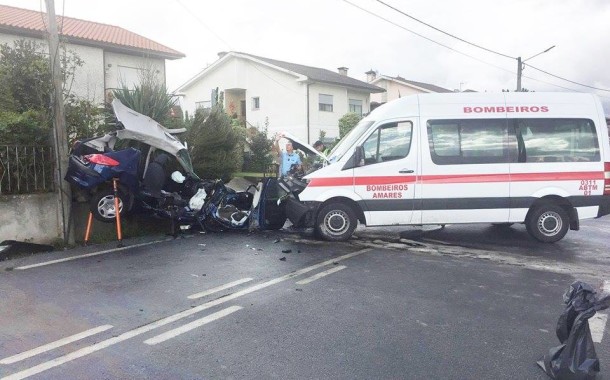 AMARES: Um morto em acidente entre carro e ambulância dos Bombeiros
