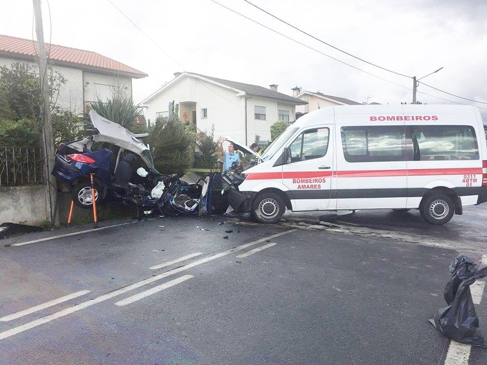 AMARES: Um morto em acidente entre carro e ambulância dos Bombeiros