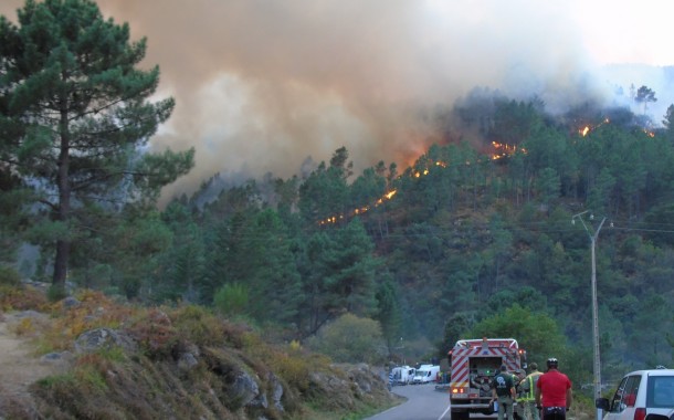 Bombeiros do distrito de Braga impedem incêndio galego de entrar no Gerês