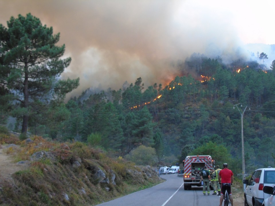 Bombeiros do distrito de Braga impedem incêndio galego de entrar no Gerês