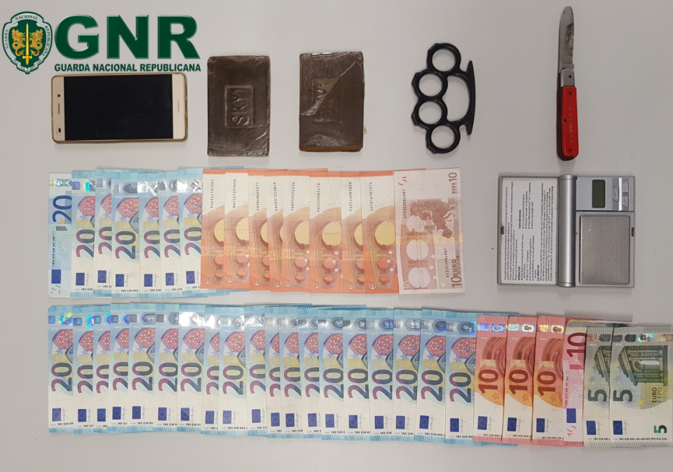 GNR de Esposende detém dois jovens por tráfico de haxixe