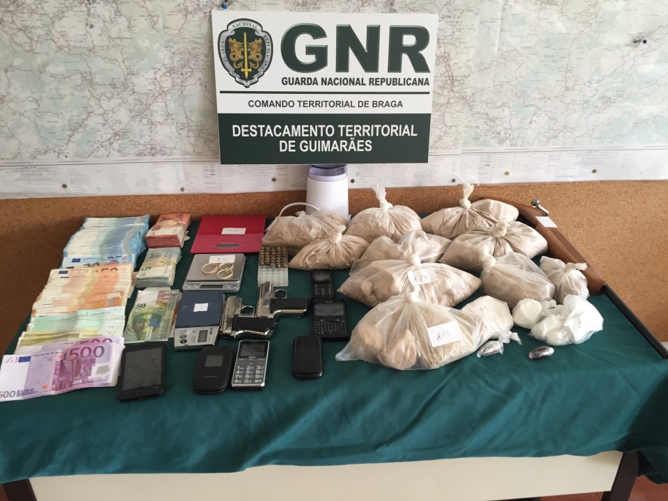 GNR de Guimarães detém três homens na posse de mais de 15 mil doses de droga