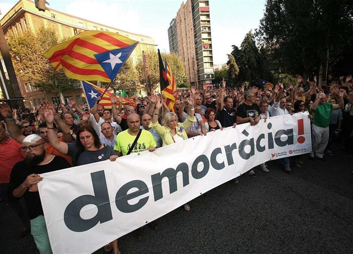 Partidos catalães querem declarar independência na próxima segunda-feira e acusam Rei de “incendiar” a região