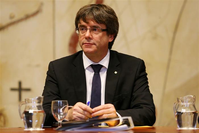 Puigdemont declara independência da Catalunha, mas suspende-a para dialogar com Madrid