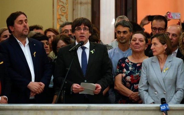 Catalunha: Puigdemont recusa aceitar a demissão e pede paciência aos catalães