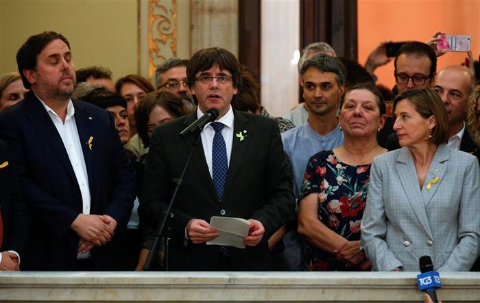 Catalunha: Puigdemont recusa aceitar a demissão e pede paciência aos catalães