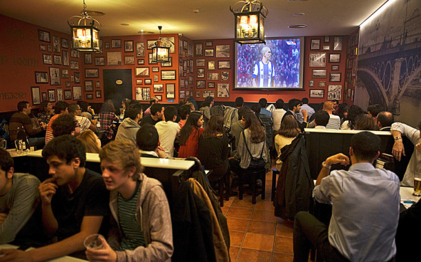 Não ter licença para TV em cafés e restaurantes deixa de dar prisão, mas coima tem de ser paga de imediato