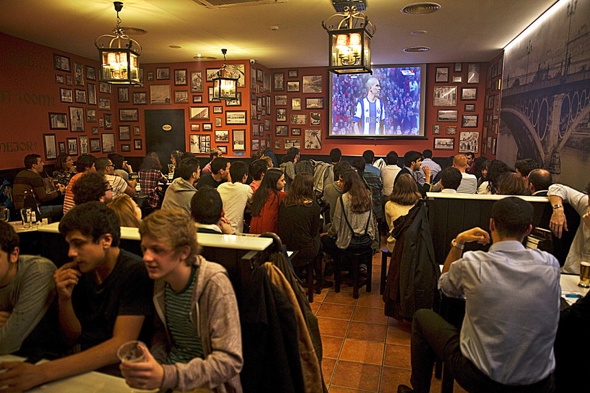 Não ter licença para TV em cafés e restaurantes deixa de dar prisão, mas coima tem de ser paga de imediato