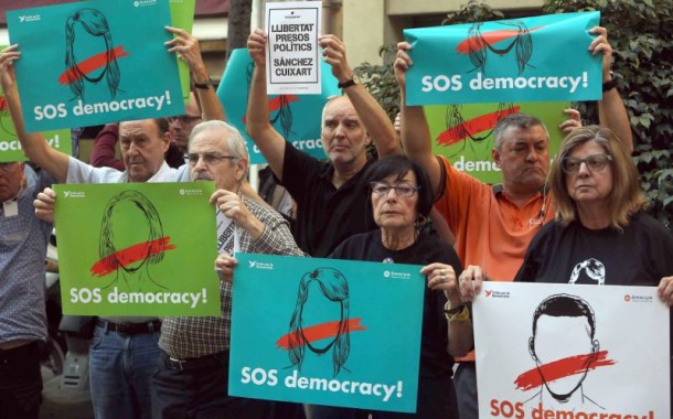 Milhares de catalães saem à rua contra detenção de independentistas