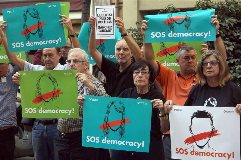 Milhares de catalães saem à rua contra detenção de independentistas