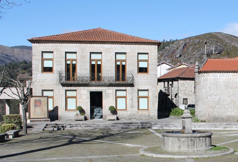 TERRAS DE BOURO: Vereadores independentes criticam “precariedade” de “muitos” funcionários municipais