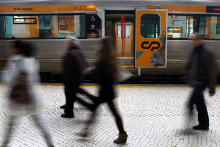 Greve nos comboios na quinta-feira, véspera de feriado