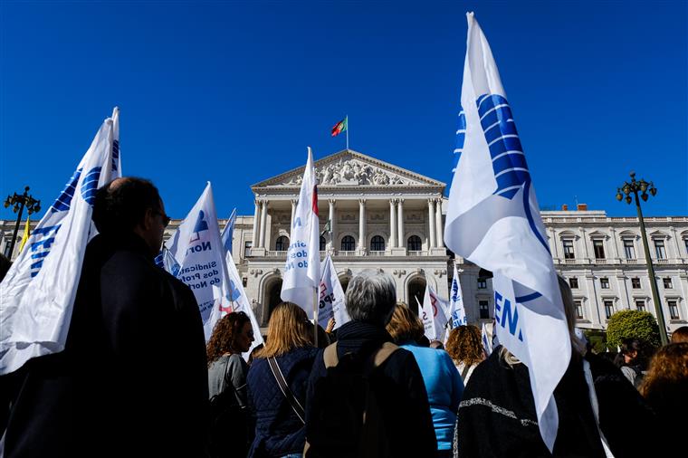 Governo chuta para próxima legislatura os acertos salariais dos professores