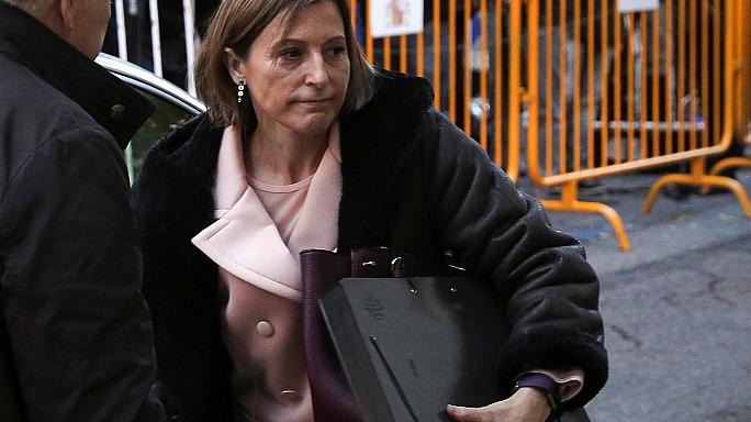 Presidente do parlamento da Catalunha libertada após uma noite na prisão e pagamento de 150 mil euros