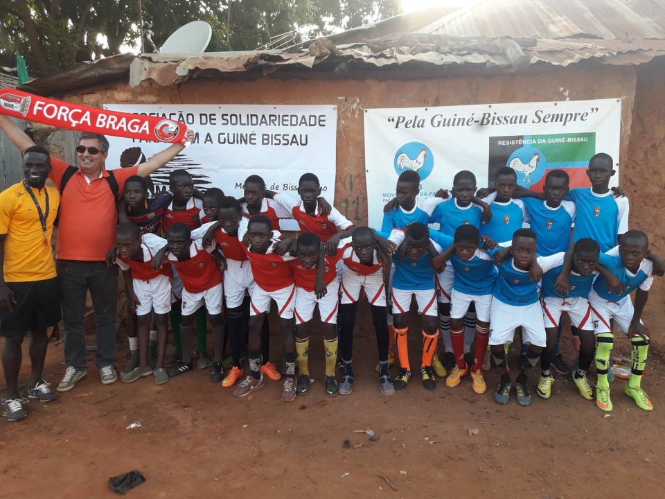 Associação minhota cria escola de futebol infantil em Bissauzinho (Guiné) que joga com as cores do SP Braga