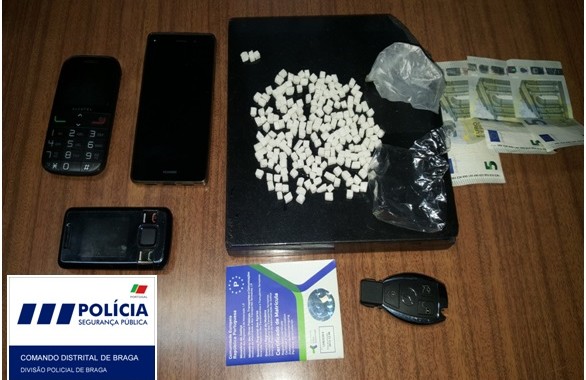 PSP de Barcelos detém dois homens na posse de mais de 3 mil euros em cocaína