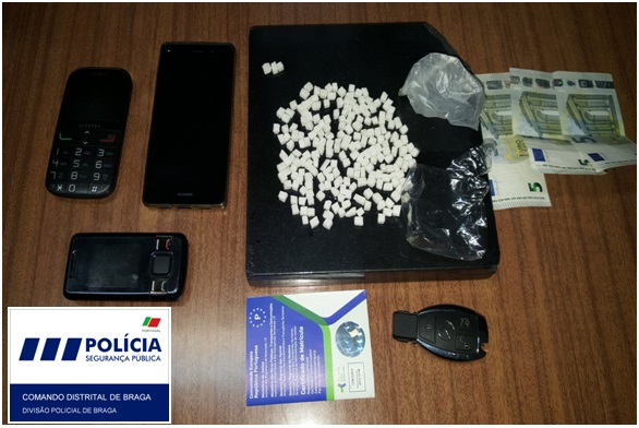 PSP de Barcelos detém dois homens na posse de mais de 3 mil euros em cocaína