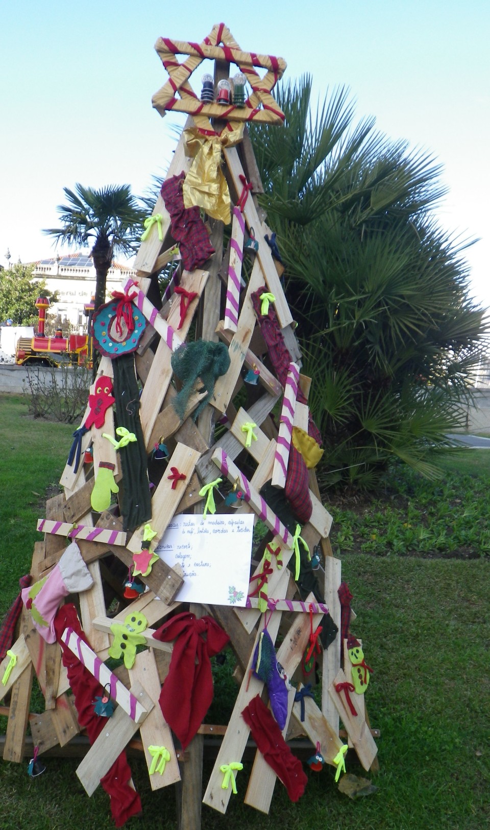 Exposição dos trabalhos do concurso Eco-Natal  no Turismo e Edifício do Castelo