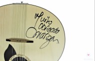 Guitarra autografada por Mariza em leilão a favor da Juventude da Cruz Vermelha de Braga