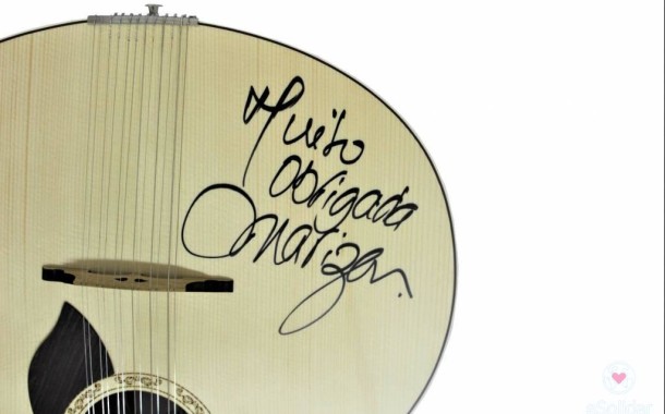 Guitarra autografada por Mariza em leilão a favor da Juventude da Cruz Vermelha de Braga
