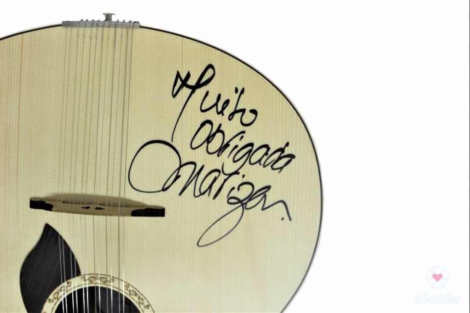Guitarra autografada por Mariza em leilão a favor da Juventude da Cruz Vermelha de Braga