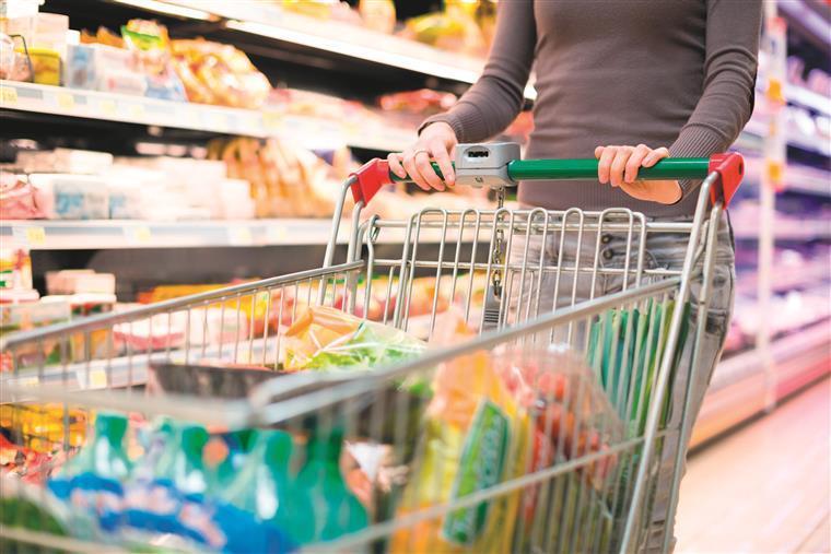Trabalhadores de supermercados fazem greve antes do Natal