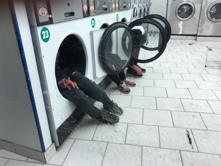 Paris: Imigrantes usam máquinas de lavar para escaparem ao frio