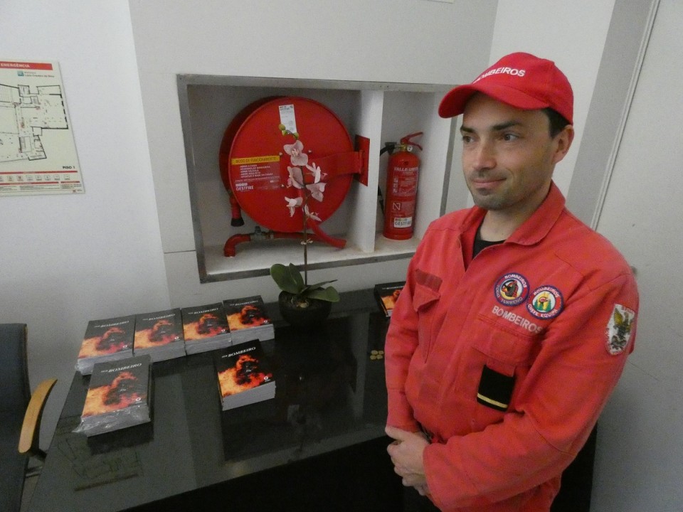 Livro ‘Ser Bombeiro’ apresentado em Braga; receitas revertem para os ‘Voluntários’
