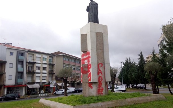 Câmara de Braga vai restaurar estátua vandalizada do Cónego Melo