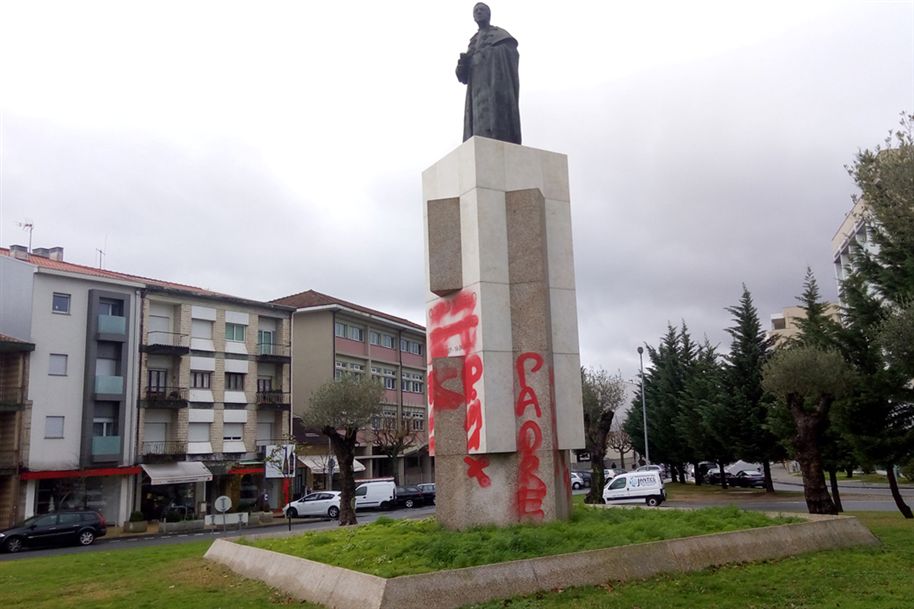 Câmara de Braga vai restaurar estátua vandalizada do Cónego Melo