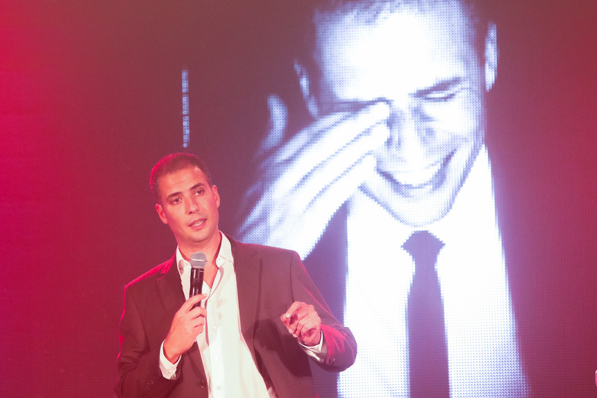 Ricardo Araújo Pereira no palco do Theatro Circo para ‘Uma Conversa Sobre Assuntos’ a favor dos ‘Voluntários’ de Braga
