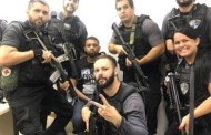Polícias tiram selfies ao lado do criminoso mais procurado do Brasil