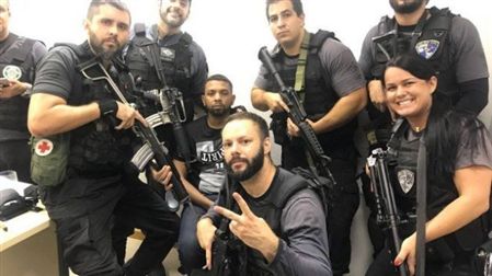 Polícias tiram selfies ao lado do criminoso mais procurado do Brasil