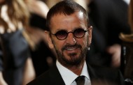 Ex-Beatles Ringo Starr e actor Hugh Laurie condecorados pela rainha Isabel II