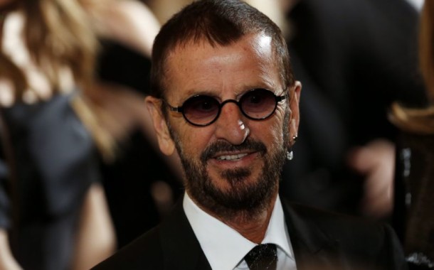 Ex-Beatles Ringo Starr e actor Hugh Laurie condecorados pela rainha Isabel II