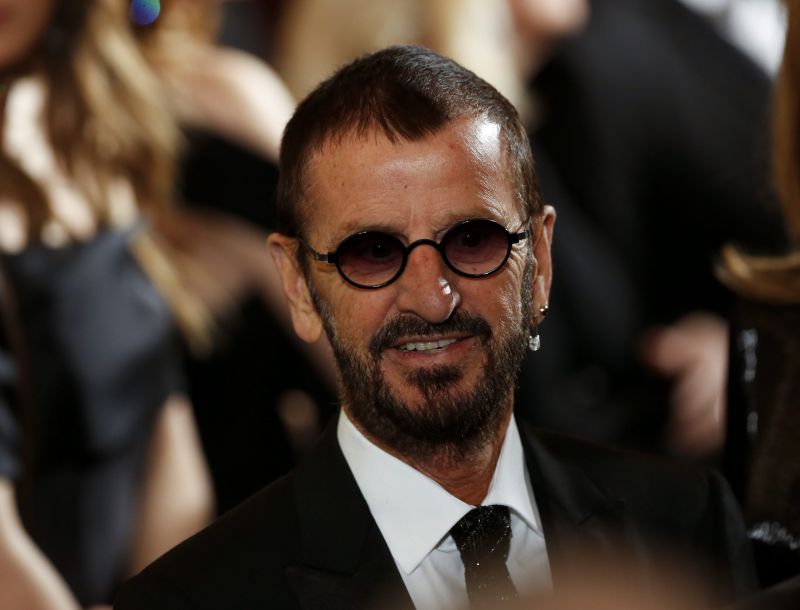Ex-Beatles Ringo Starr e actor Hugh Laurie condecorados pela rainha Isabel II