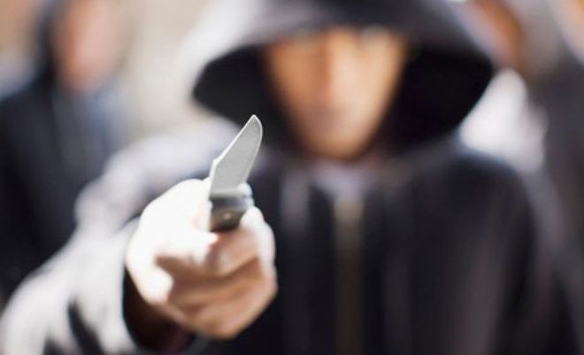 Jovem detido em Guimarães por ameaçar mãe com faca na presença da Polícia