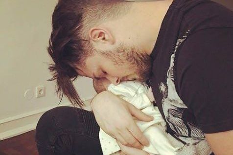 Mickael Carreira mostra momento com filha no Brasil