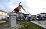 BRAGA: Estátua do fundador de Bracara Augusta suportada por escadas dos Bombeiros