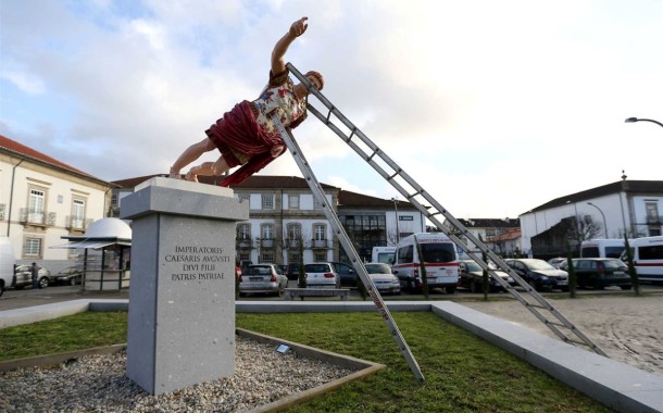 BRAGA: Estátua do fundador de Bracara Augusta suportada por escadas dos Bombeiros