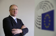 Embaixadora da Ucrânia condecora eurodeputado José Manuel Fernandes