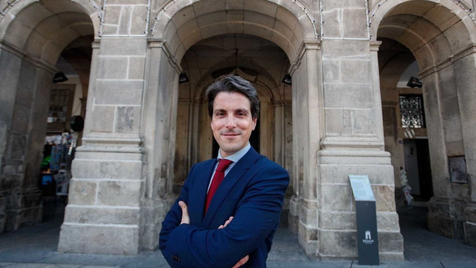 Vereador Miguel Corais (PS) explica aos militantes estratégia de oposição à Câmara de Braga