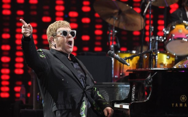 Elton John anuncia despedida dos palcos com digressão de 300 concertos
