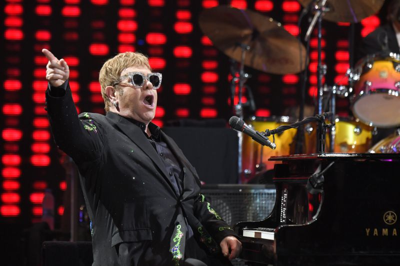 Elton John anuncia despedida dos palcos com digressão de 300 concertos