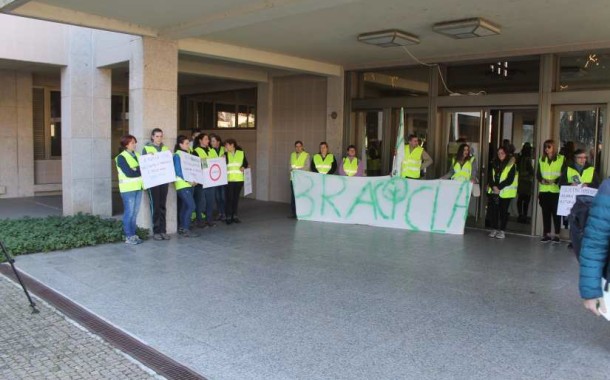 AMARES: Trabalhadores da Bracicla manifestaram-se em frente à Câmara Municipal