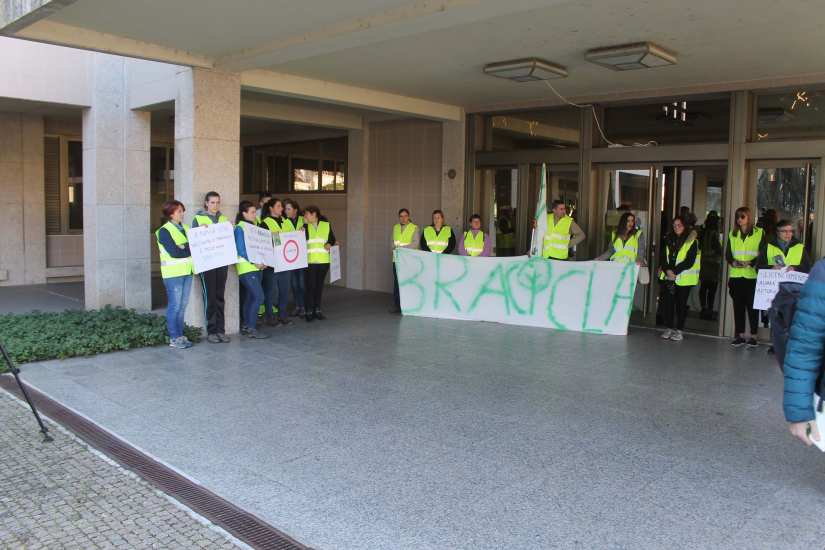 AMARES: Trabalhadores da Bracicla manifestaram-se em frente à Câmara Municipal